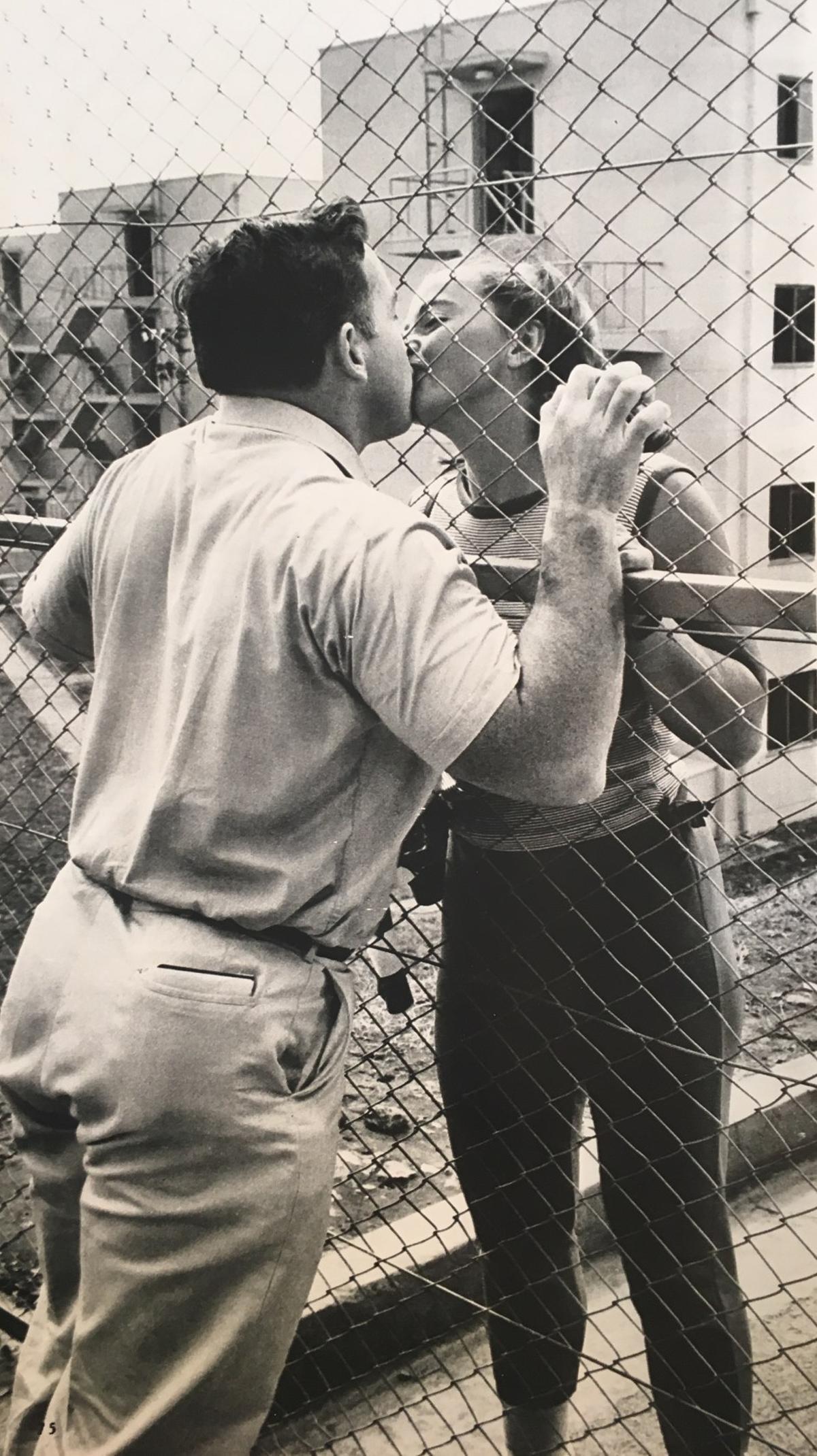 Connolly y Fitokova se besan durante los Juegos de Tokio en 1964