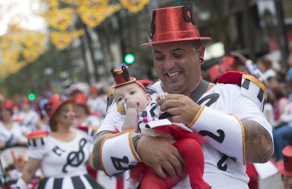 El desfile del Ninot deja momentos muy divertidos en las calles de Alicante