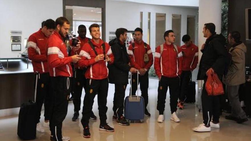 Los jugadores del Mallorca en el hall del hotel.