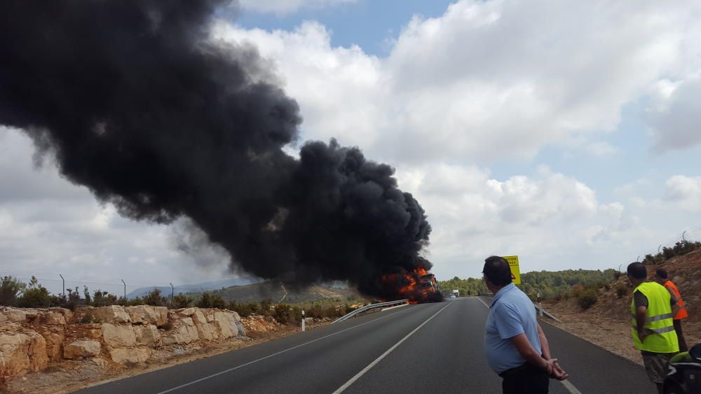 Un camión se incendia y provoca un incendio forestal en Torreblanca