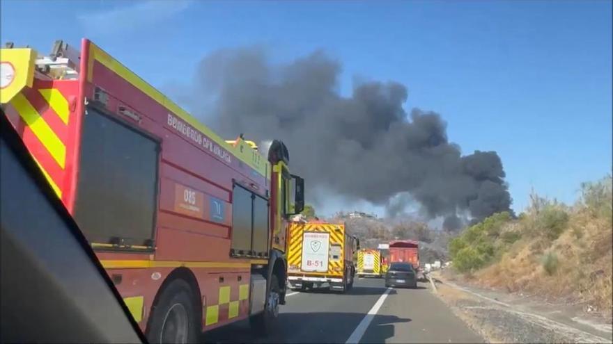 Dos muertos y siete heridos en un grave accidente en la AP-7 en Málaga: un camión cisterna sale ardiendo tras impactar con una grúa y un taxi