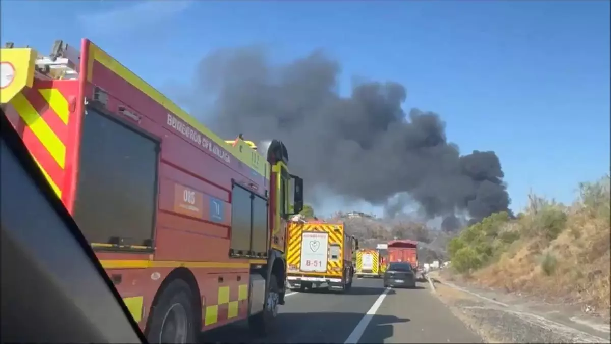 Dos muertos y cinco heridos en un grave accidente en la AP-7 en Málaga: un camión cisterna sale ardiendo tras impactar con una grúa y un taxi