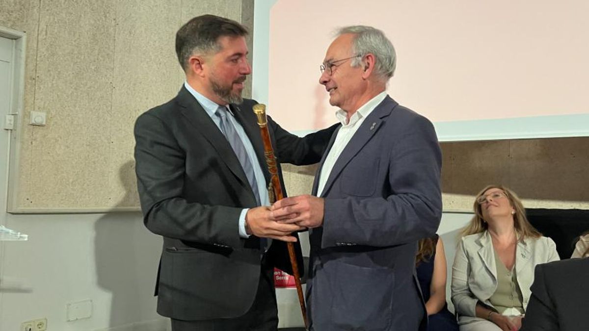El republicà Joan Manel Serra, rebent la vara d'alcalde de Puigcerdà de la mà de l'alcalde sortint, Jordi Gassió, en un ple extraordinari celebrat al Museu Cerdà