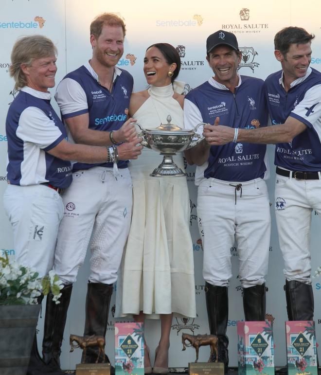 Meghan Markle entrega el trofeo del torneo de polo al príncipe Harry