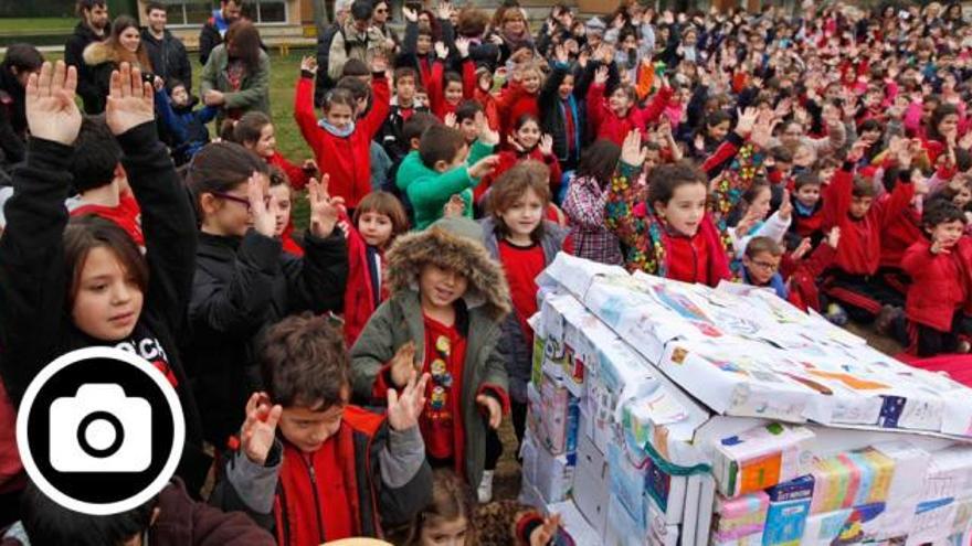 Gairebé 2.000 nens celebren el Dia de la  Pau al parc del Migdia