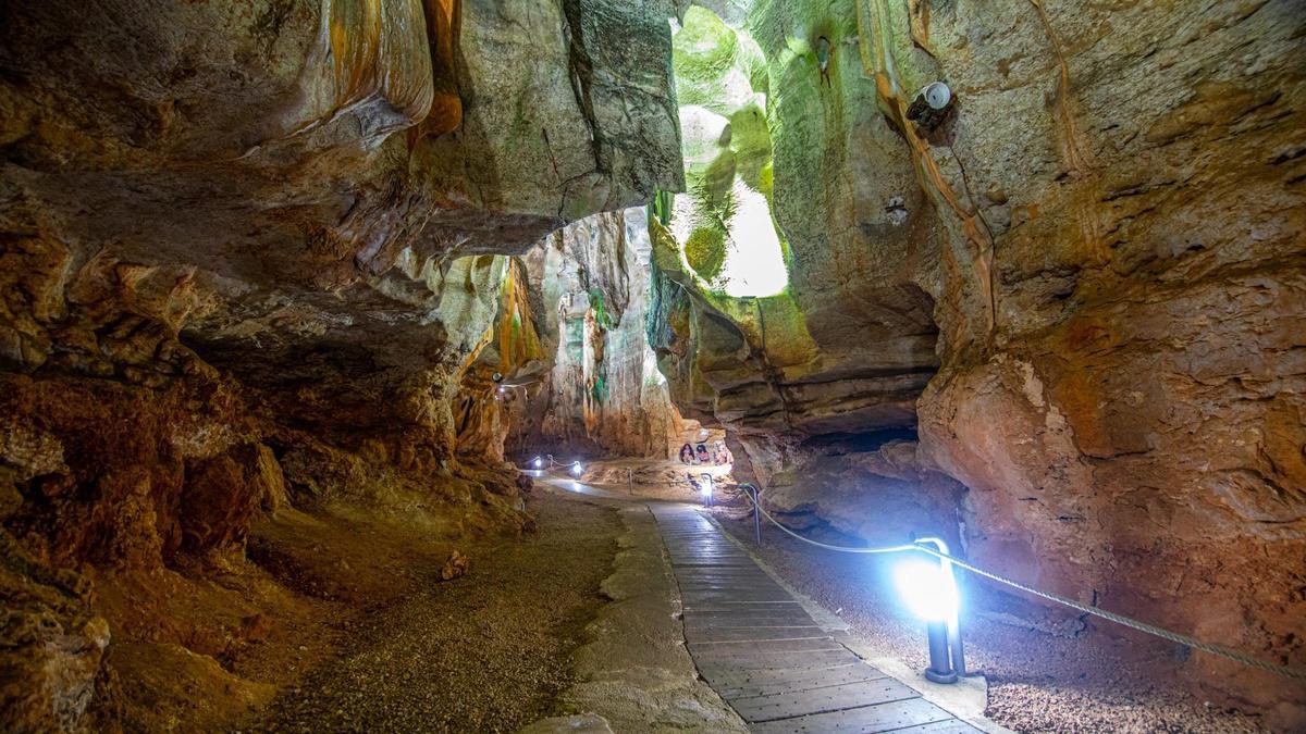 La cueva casi secreta de Alicante en la que te sentirás como Indiana Jones: está llena de calaveras