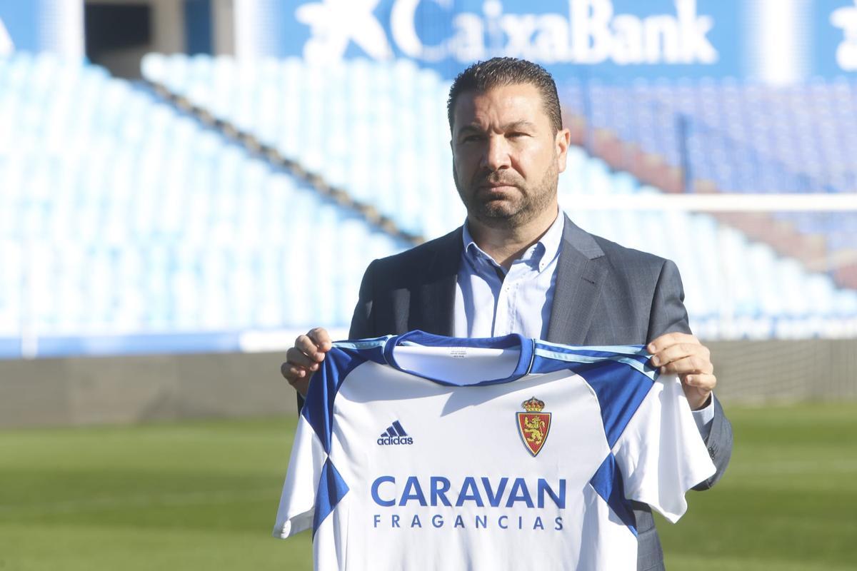 Juan Carlos Cordero posa con la camiseta del Real Zaragoza.