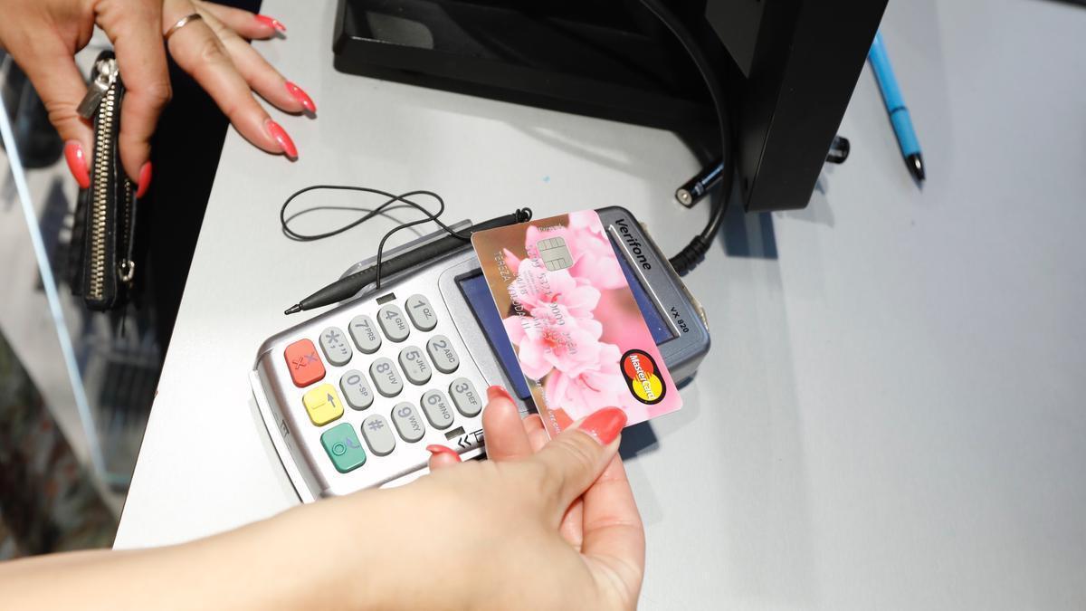 Una clienta paga con una tarjeta de crédito en una imagen de archivo.