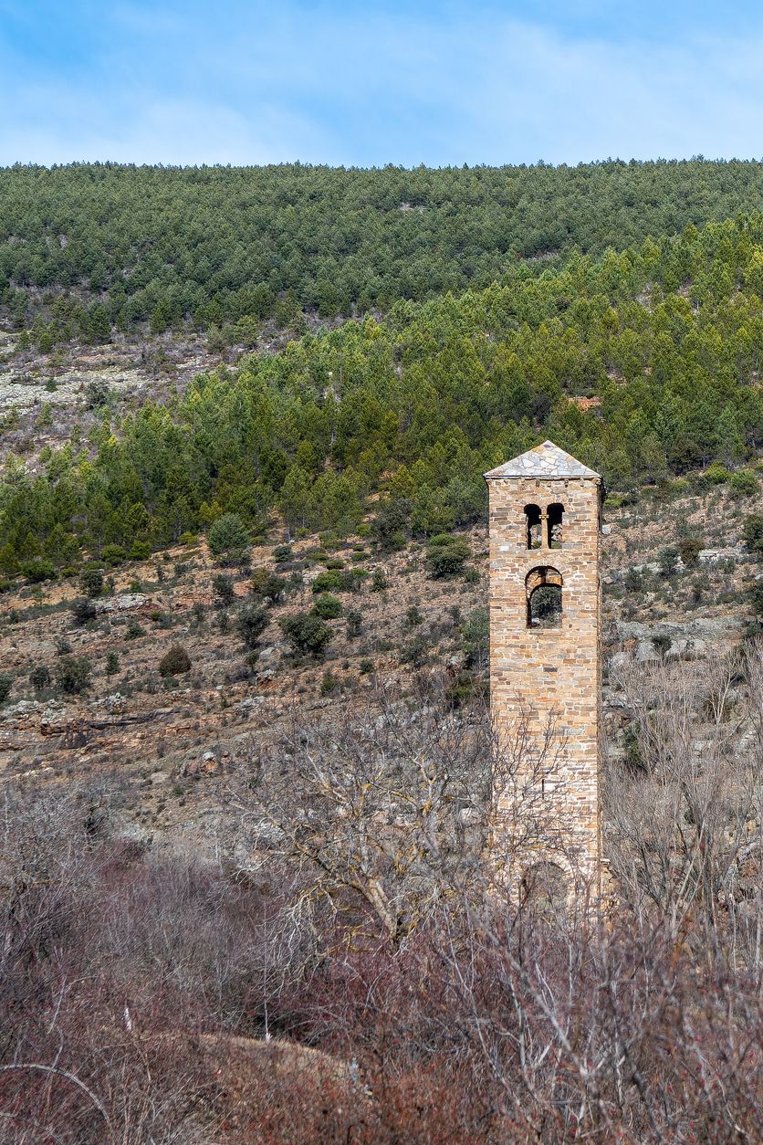 Hoy es una torre aislada en las Tierras Altas, pero en el pasado formó parte de una iglesia románica.
