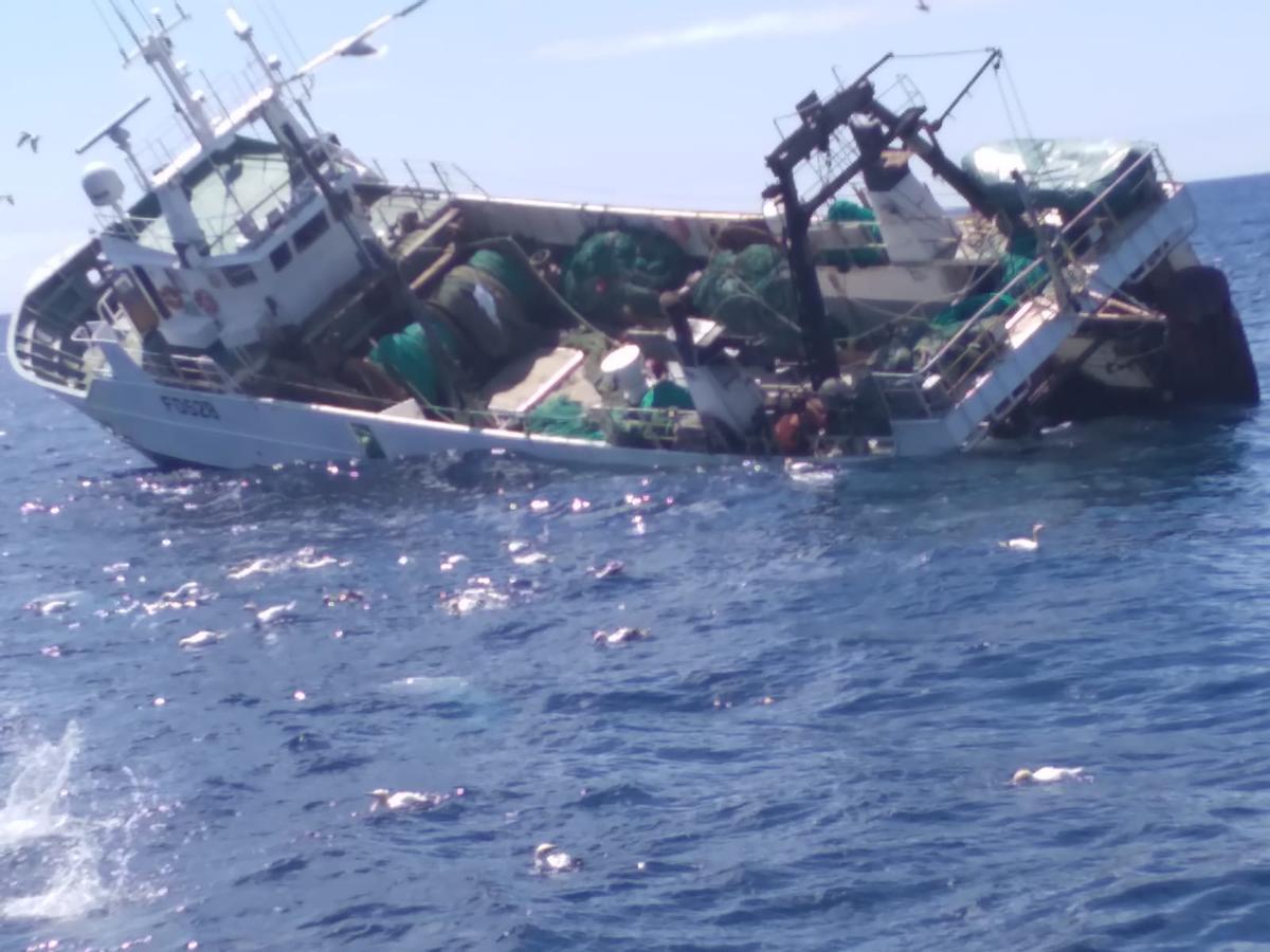 El Piedras, escorado y hundiendose en aguas de Gran Sol