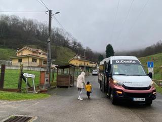 Las consecuencias de la burocracia llevada al absurdo: los niños de los pueblos de Tuilla podrían tener bus a escuelas de Siero, pero no a su colegio, el Regino Menéndez