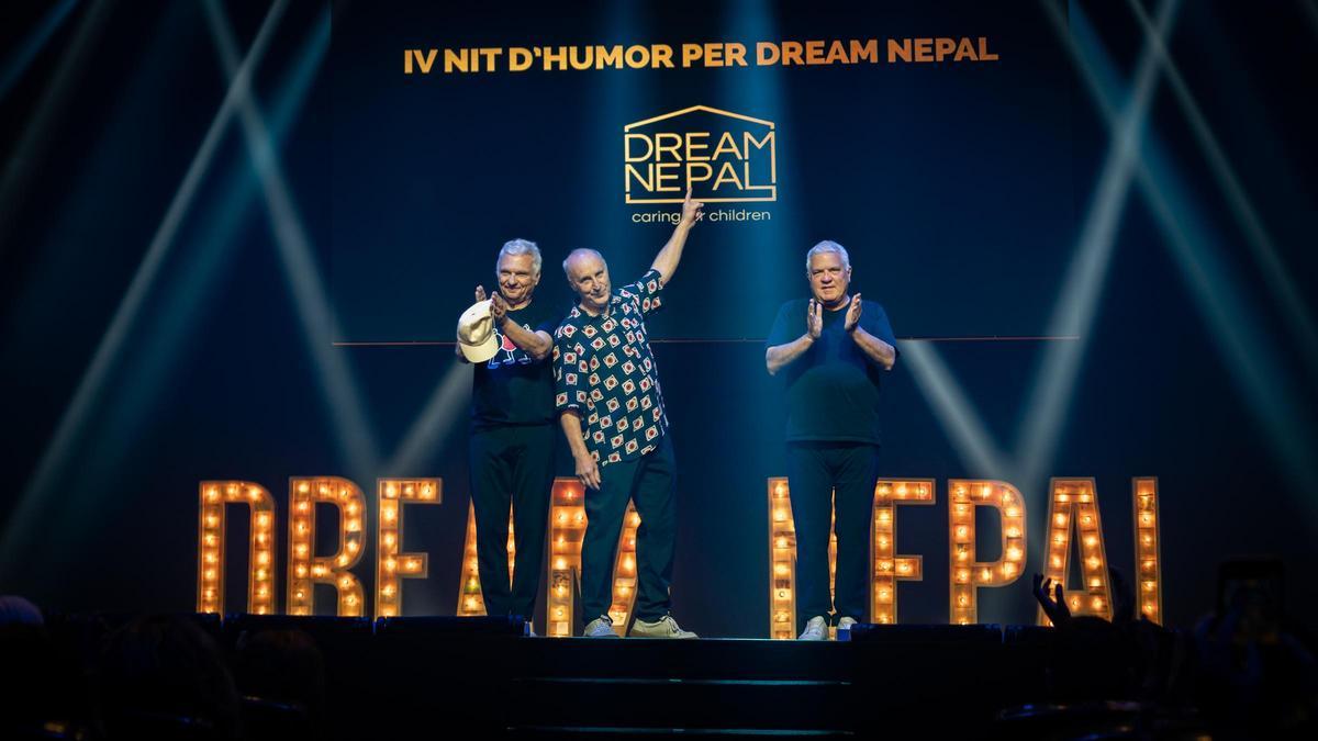 Tricicle actuando en el teatro Victoria para Dream Nepal