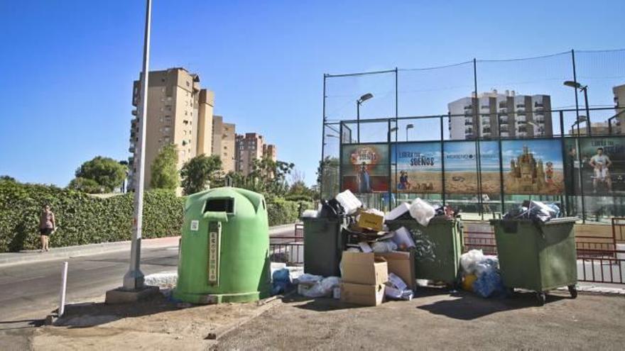 Basura, podas y enseres acumulados junto a varios contenedores en Orihuela Costa.