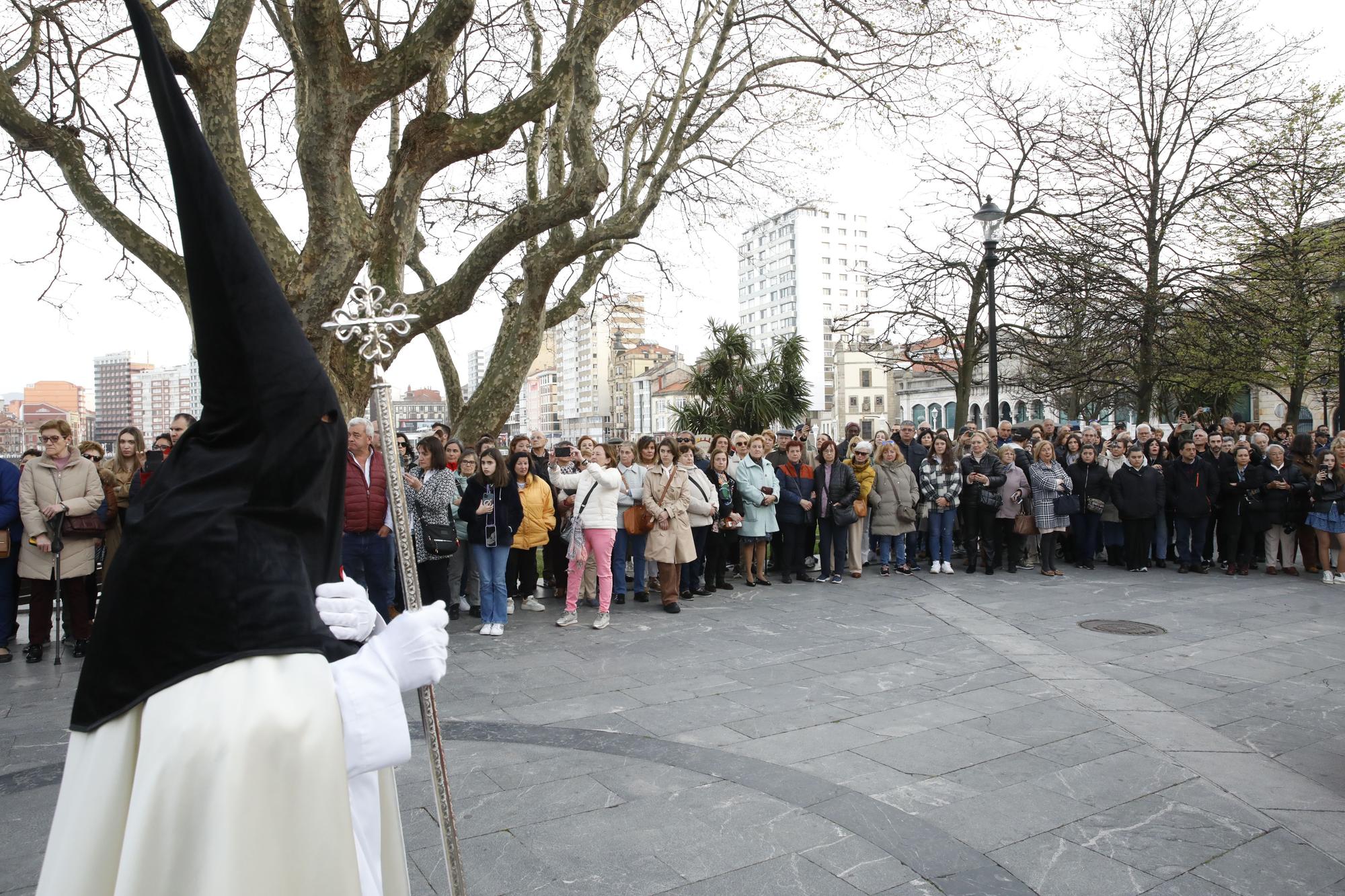 En imágenes: Procesión del Santo Entierro del Viernes Santo en Gijón