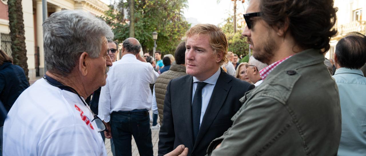 El alcalde, Ignacio Gragera, acudió ayer a la manifestación para exigir la limpieza del río Guadiana.