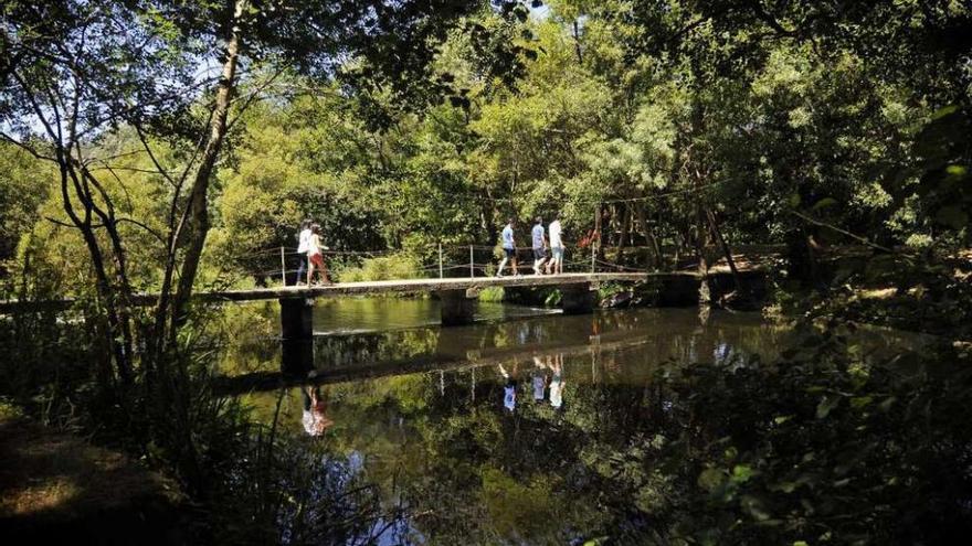 Turistas en el área recreativa de las Insuas de Gres. // Bernabé/Javier Lalín