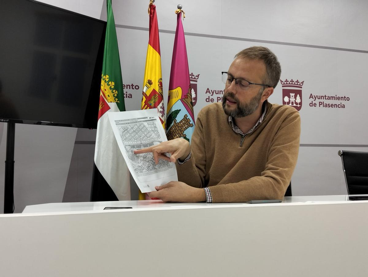 El edil de Plasencia ha explicado la actuación que permitirá terminar el bulevar de Cañada Real.