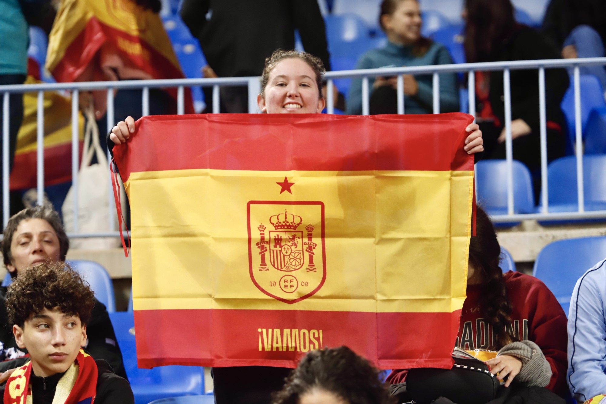 La grada de La Rosaleda vibra con la selección femenina de fútbol