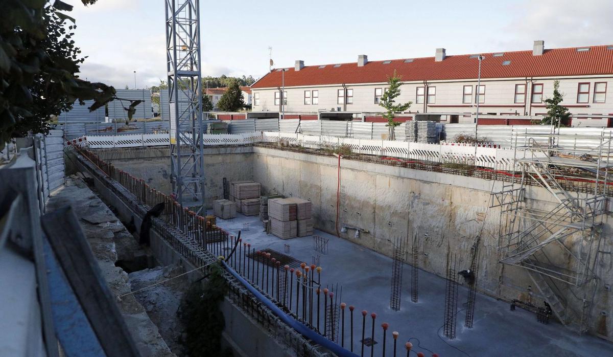Estado de las obras del edificio de 24 viviendas VPO de la Xunta en O Castiñeiriño, que lleva prácticamente un año y medio paralizado