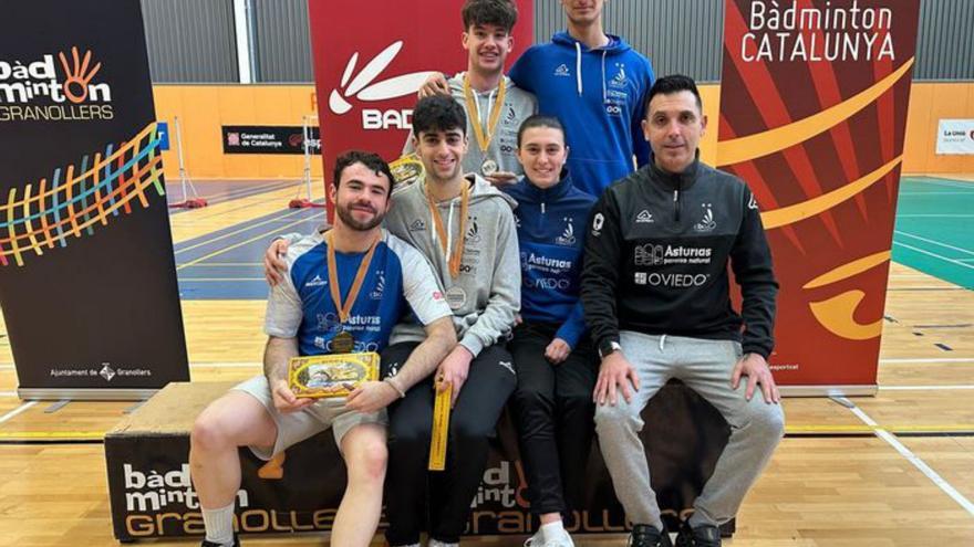 Los jugadores del Bádminton Oviedo en el Máster de Granollers, con el técnico César González. | CBO