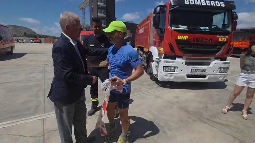 El emotivo recibimiento de los bomberos de Alicante a Jimmy, el maratoniano que corre para prevenir el suicidio