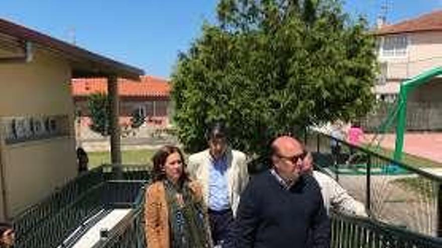 El jefe de Educación, Pérez Ares, en una visita al centro. // FdV