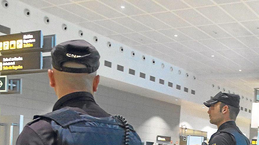 Agentes de la Policía Nacional en el Aeropuerto de El Altet.