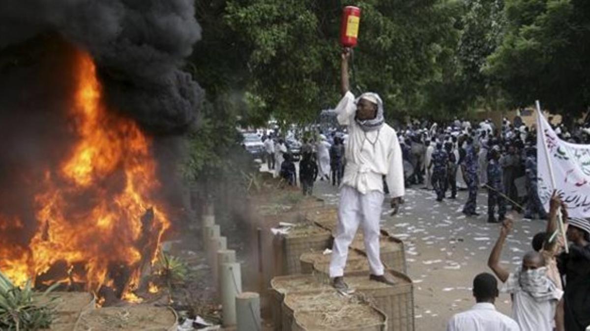 Un grupo de sudaneses gritan consignas contra EEUU ante la embajada de Alemania en Jartum.