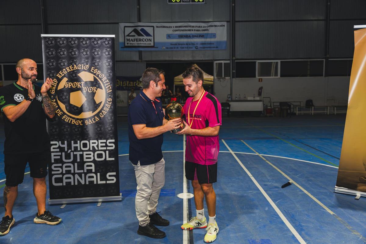 Entrega del "balón de oro" al mejor jugador de las 24 horas de fútbol sala de Canals.