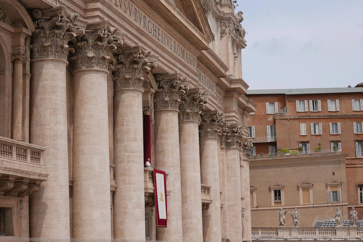 El papa León XIV reza su primer Regina Caeli en la Basílica de San Pedro