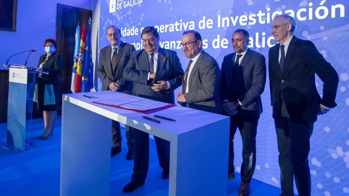 Los conselleiros de Economía y Sanidade, y los rectores de las tres universidades galegas en la firma del convenio en el pazo de San Lourenzo