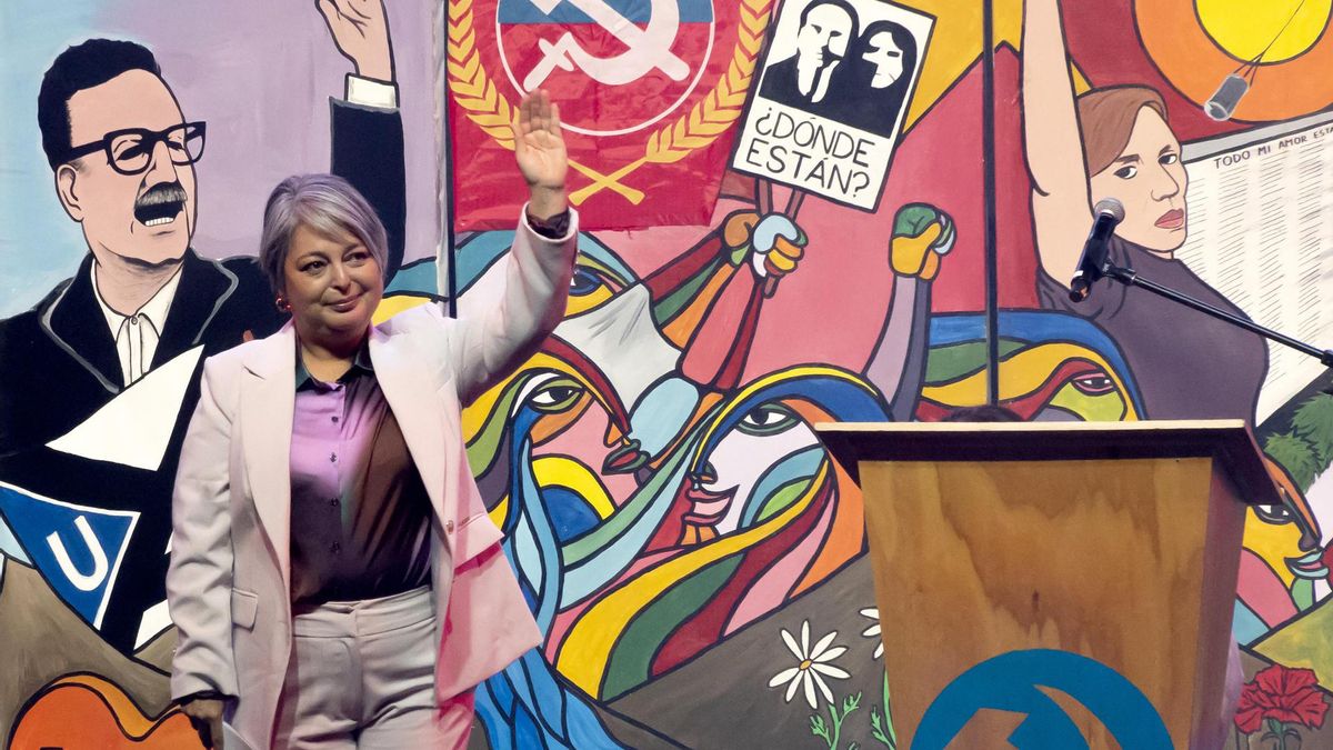 La candidata presidencial, Jeannette Jara, saluda durante la celebración del 113 aniversario del Partido Comunista de Chile