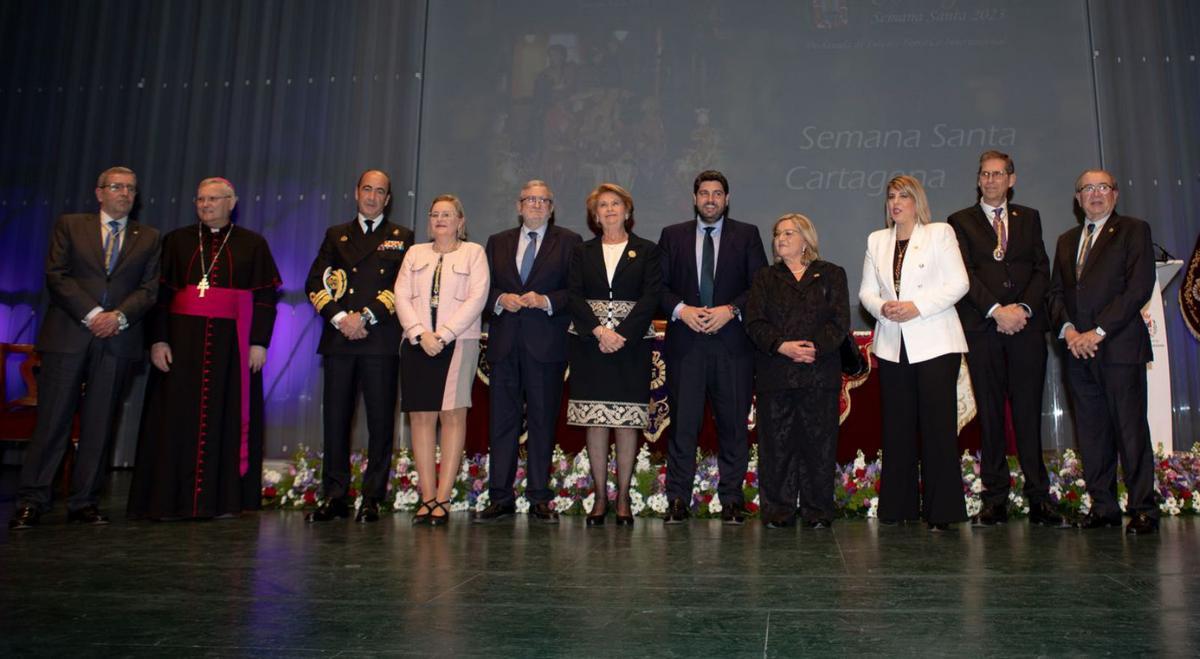 Foto de familia de un acto protagonizado por Ros y García Segarra. | LOYOLA PÉREZ DE VILLEGAS