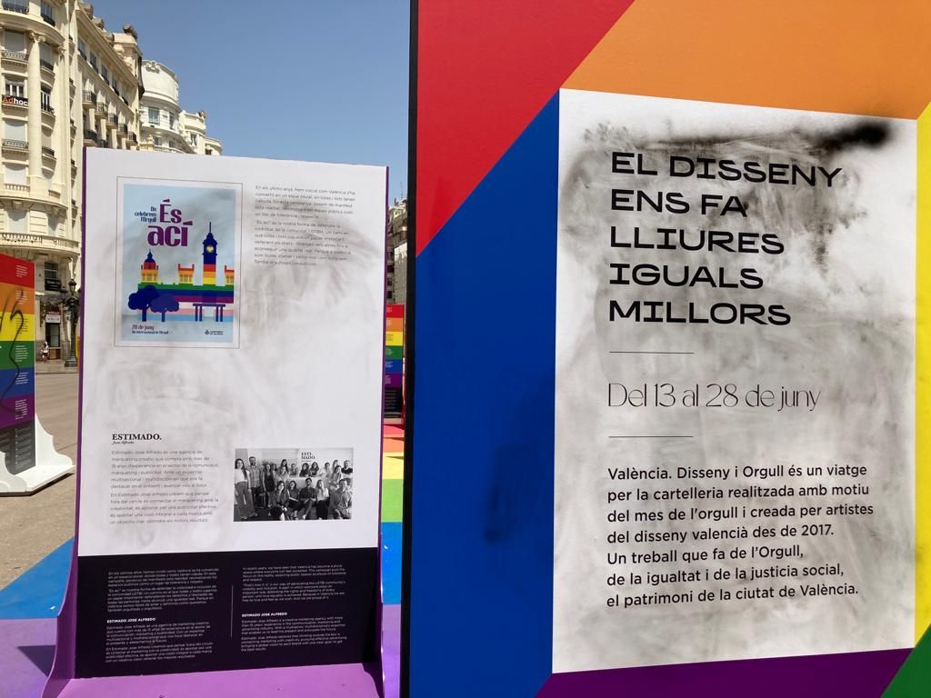 Vandalizan la exposición gráfica del Día del Orgullo en la Plaza del Ayuntamiento