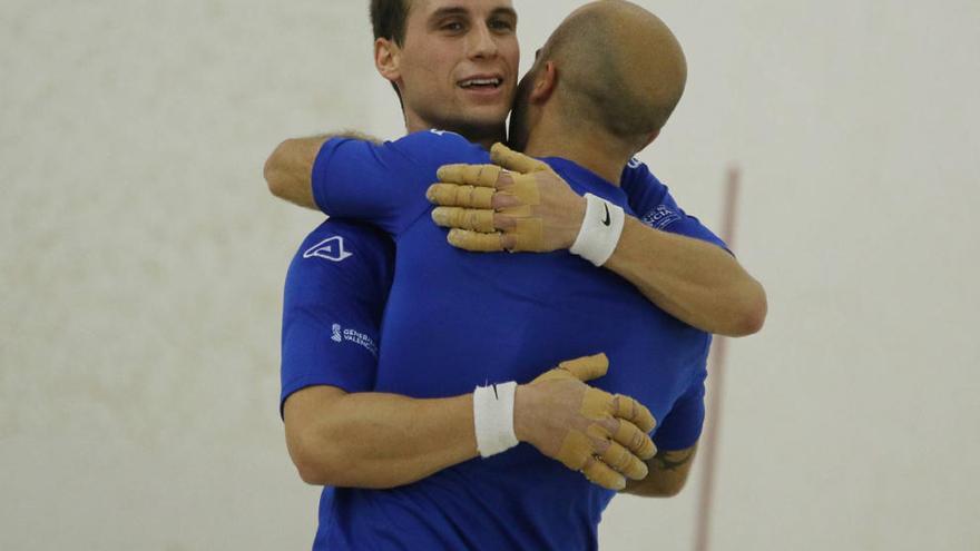 Moltó celebra amb Brisca la victòria en la final de raspall del Trofeu Mixt Masymas.