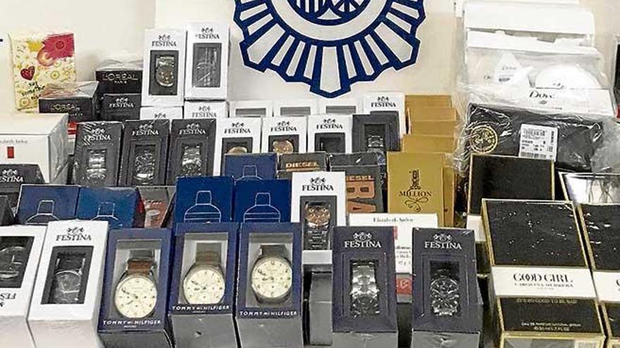 Relojes, frascos de perfume y otros efectos recuperados por la Policía.