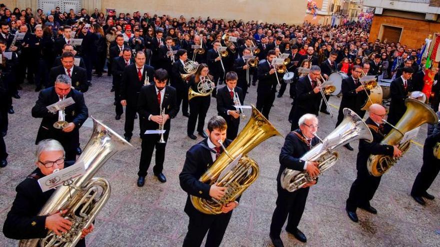 La Unión Musical en la plaza del Ayuntamiento de Sax