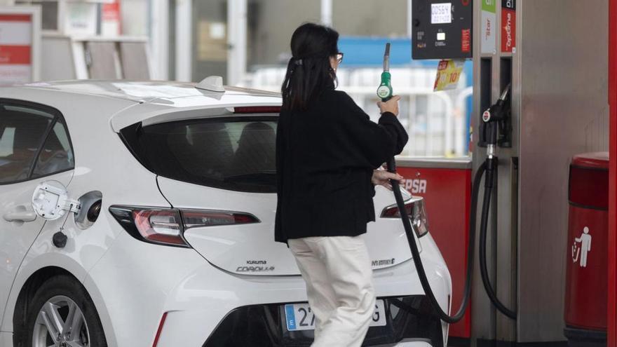 Respiro para los conductores al llenar el depósito del vehículo en Málaga