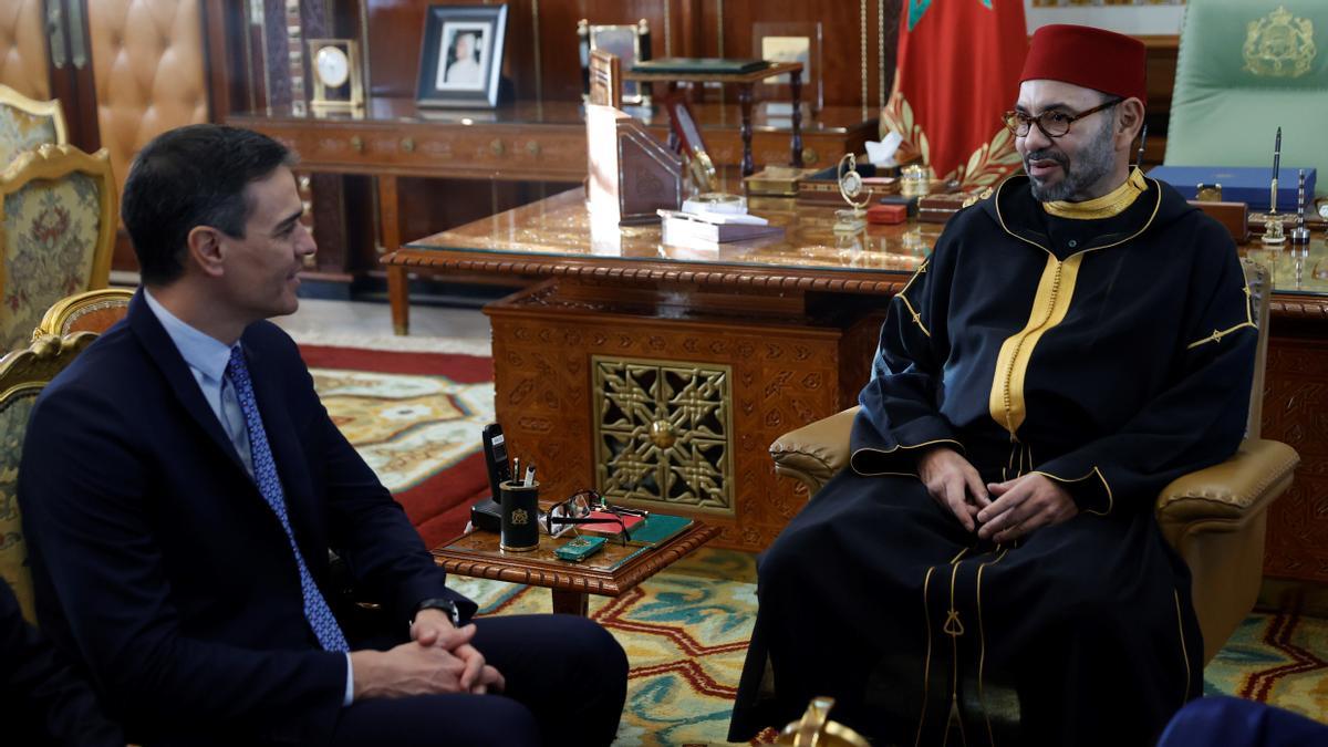 El presidente del Gobierno español, Pedro Sánchez (i), se reúne con el rey Mohamed VI de Marruecos