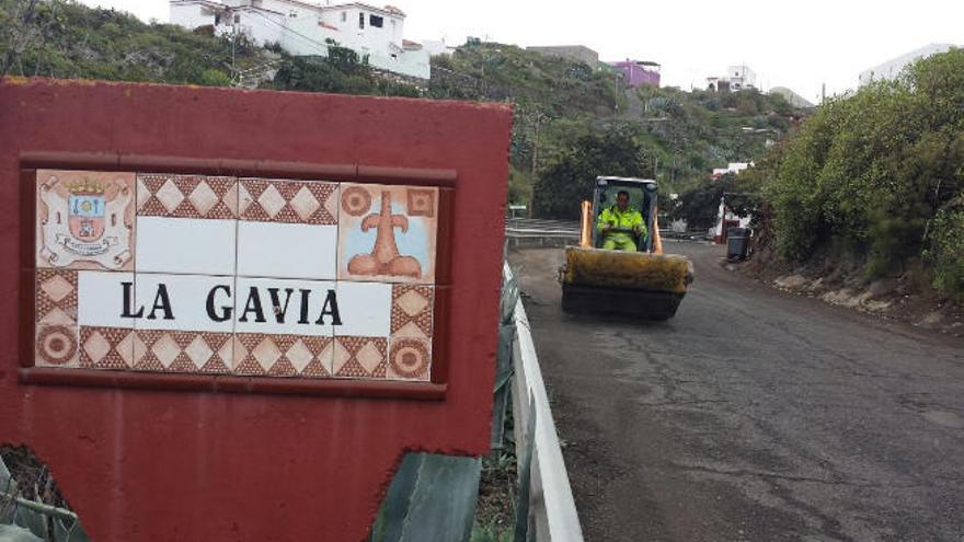 Operarios de Vías y Obras realizan labores de mejora y limpieza en la carretera de La Gavia