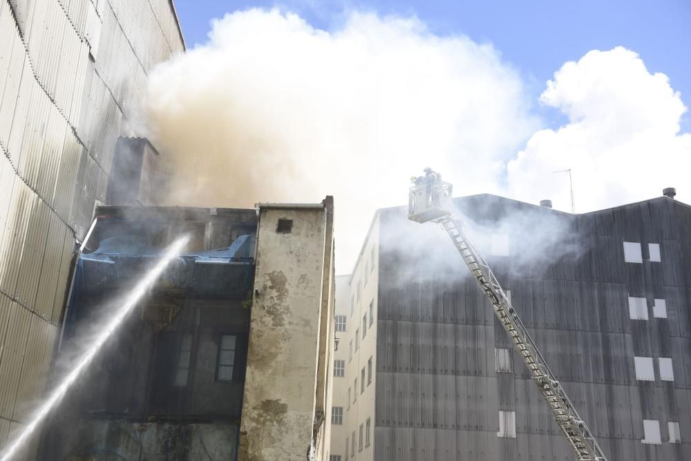 Los bomberos sofocan un incendio en una casa abandonada en A Falperra