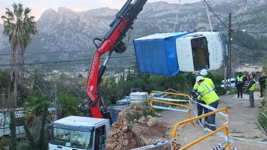 Retiran el camión que volcó tras derrumbarse parte de un camino en Sóller