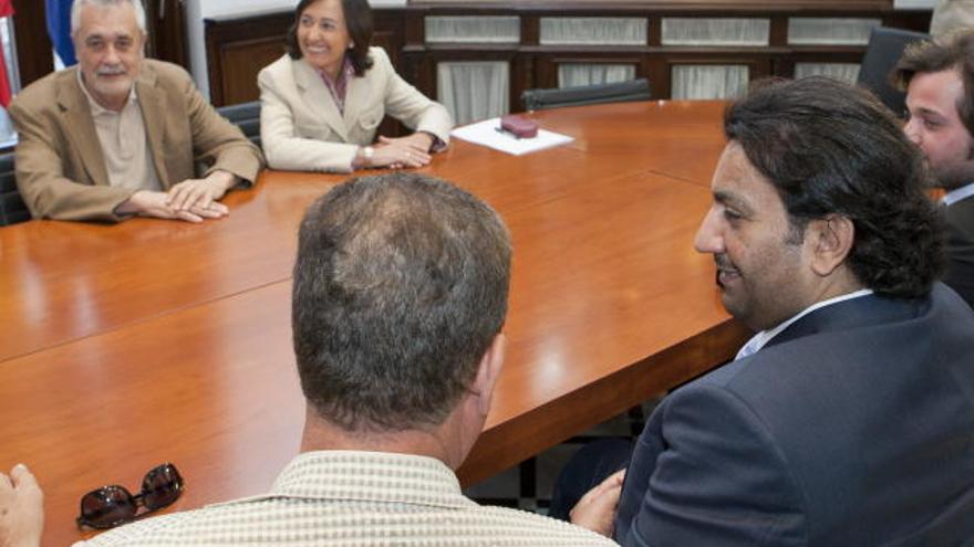 El presidente andaluz, José Antonio Griñán (i), y el nuevo accionista mayoritario del Málaga CF, el jeque qatarí Sheik Abdallah Al-Thani (d), durante la reunión mantenida hoy en Sevilla en la que el propietario del club malagueño ha aprovechado para exponerle diversas inversiones y proyectos que tiene en esta comunidad autónoma