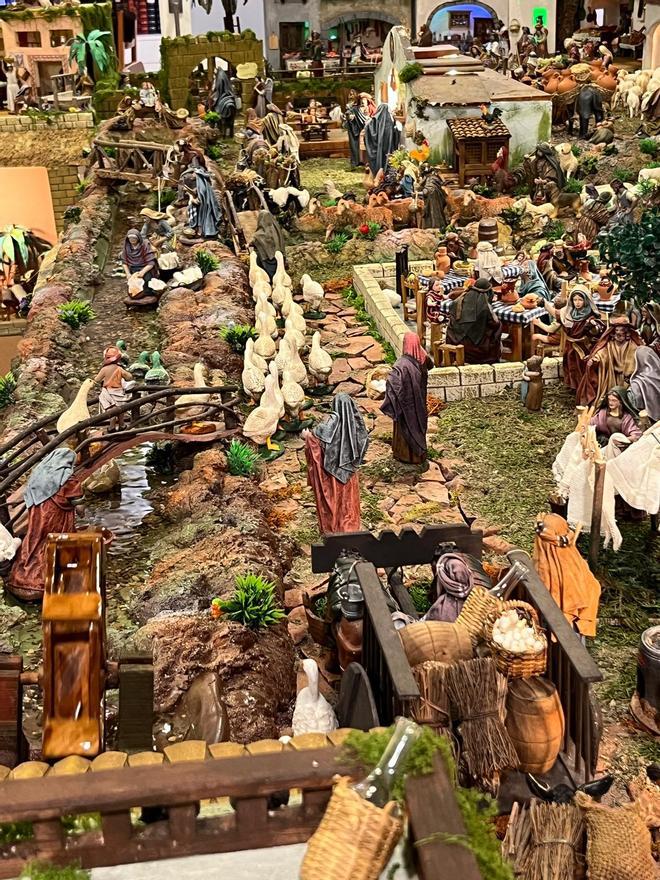 El belén en tres alturas que un matrimonio de Castellón convierte en una obra de arte cada Navidad