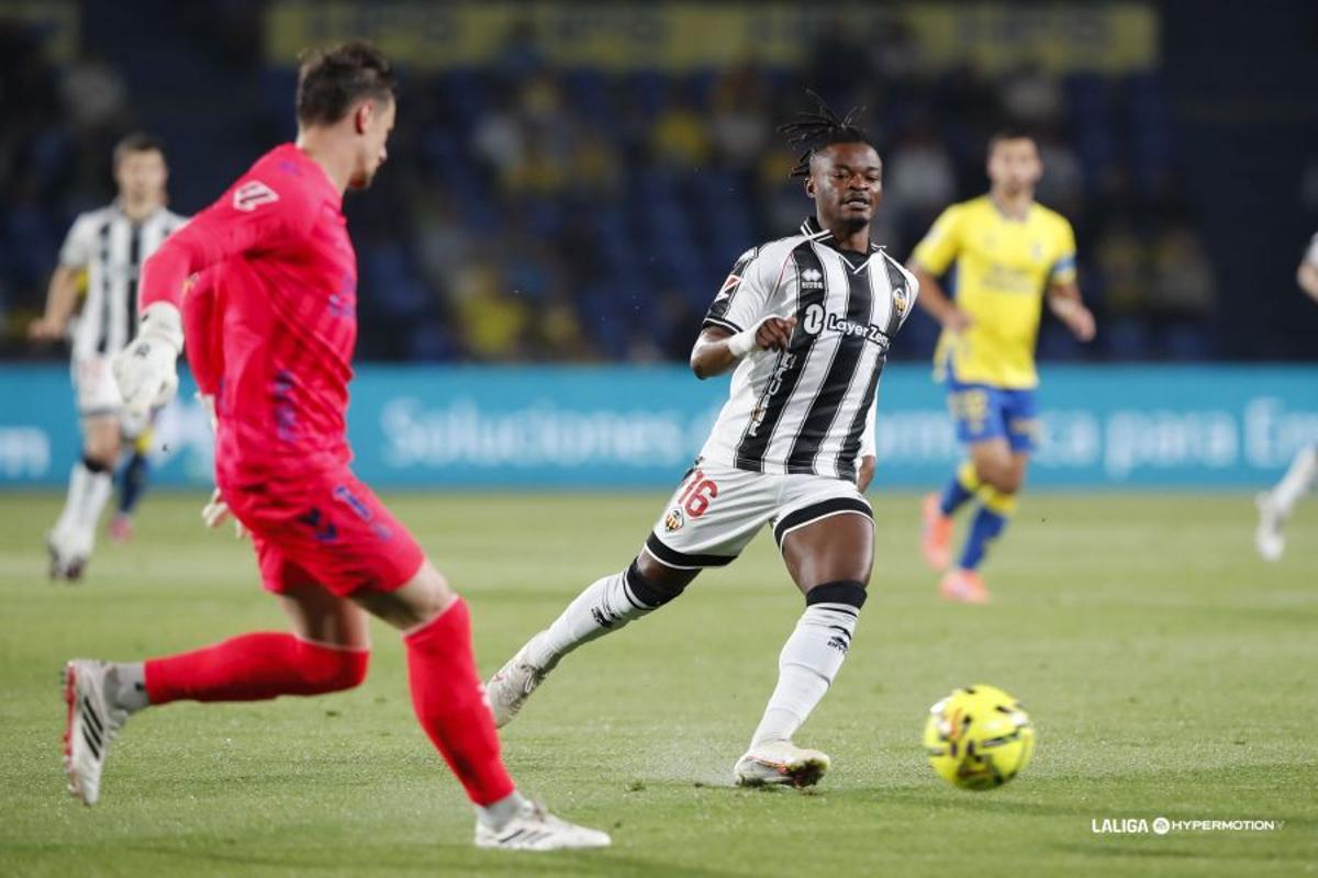 Cipenga presionando a Horkas, meta de la UD Las Palmas