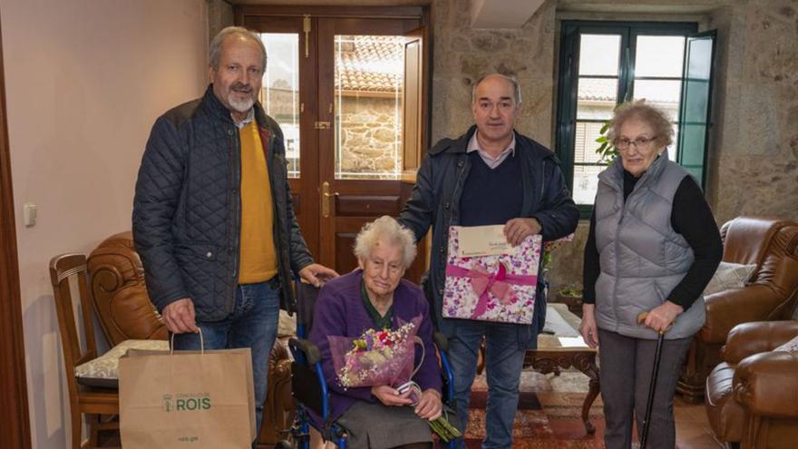 Dorinda Leboráns, con el alcalde de Rois, a la derecha /concello de rois