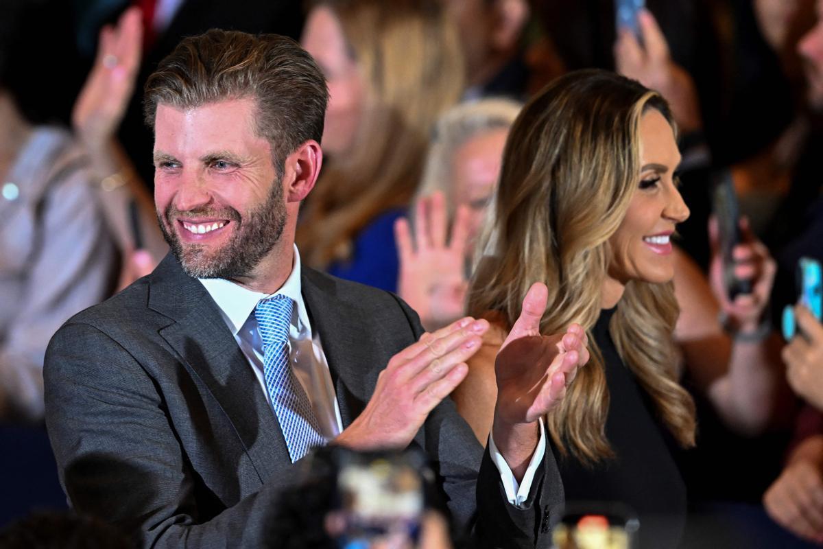 Eric Trump, hijo del expresidente estadounidense Donald Trump, y su esposa Lara Trump asisten a la conferencia de prensa del expresidente estadounidense Donald Trump .