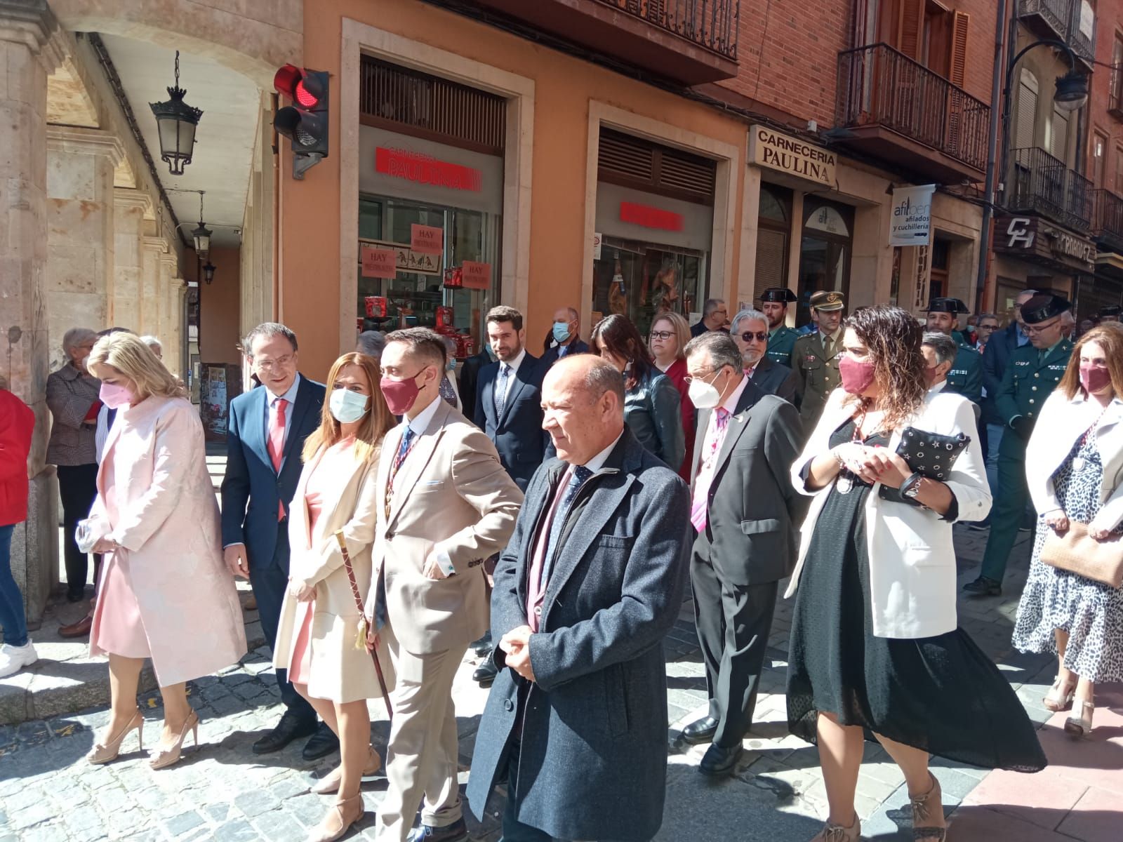 Un momento de la comitiva desde la plaza de Santa María hasta el Ayuntamiento para asistir al acto de petición del Toro Enmaromado.