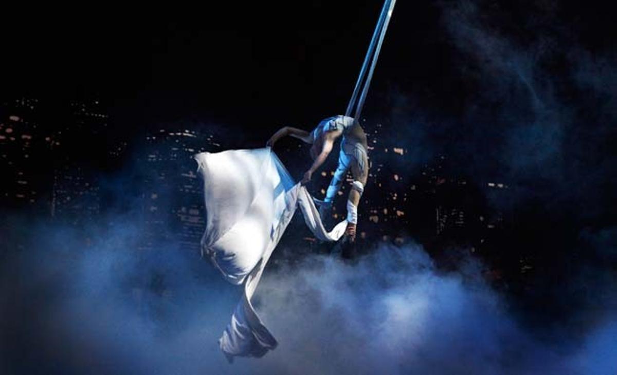 Una ballarina de la companyia canadenca Circ Eloize realitza una acrobàcia durant una representació a Singapur.