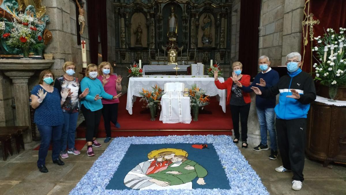 Tapiz floral dentro de la iglesia de San Martiño, en Moaña.// Fdv